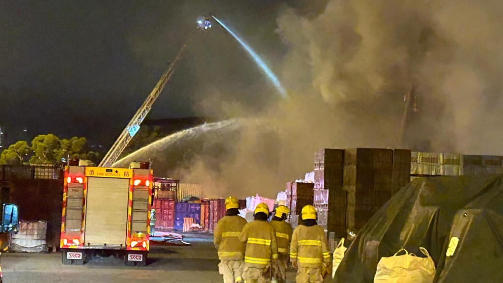 消防處接報後，海陸兩路調派人手趕赴現場，期間更升起雲梯並派出滅火輪到場夾擊射水。蔡楚輝攝