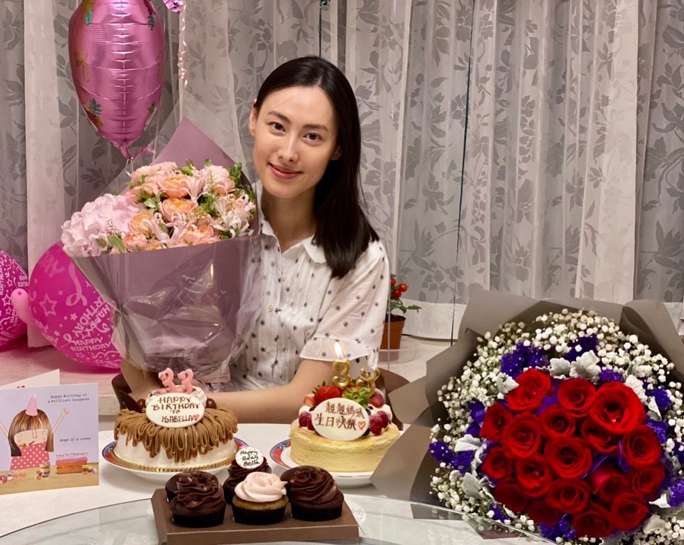 寿星女Isabella获赠蛋糕与鲜花。