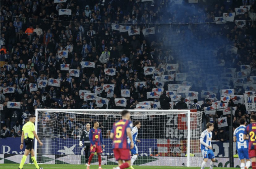 不少爱斯宾奴球迷举起老鼠图案的纸张，嘲讽他为「过街老鼠」。网上图片