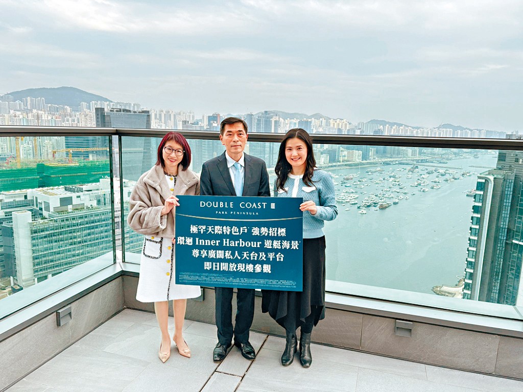 會德豐黃光耀（中）表示，項目的特色大宅頻獲查詢。