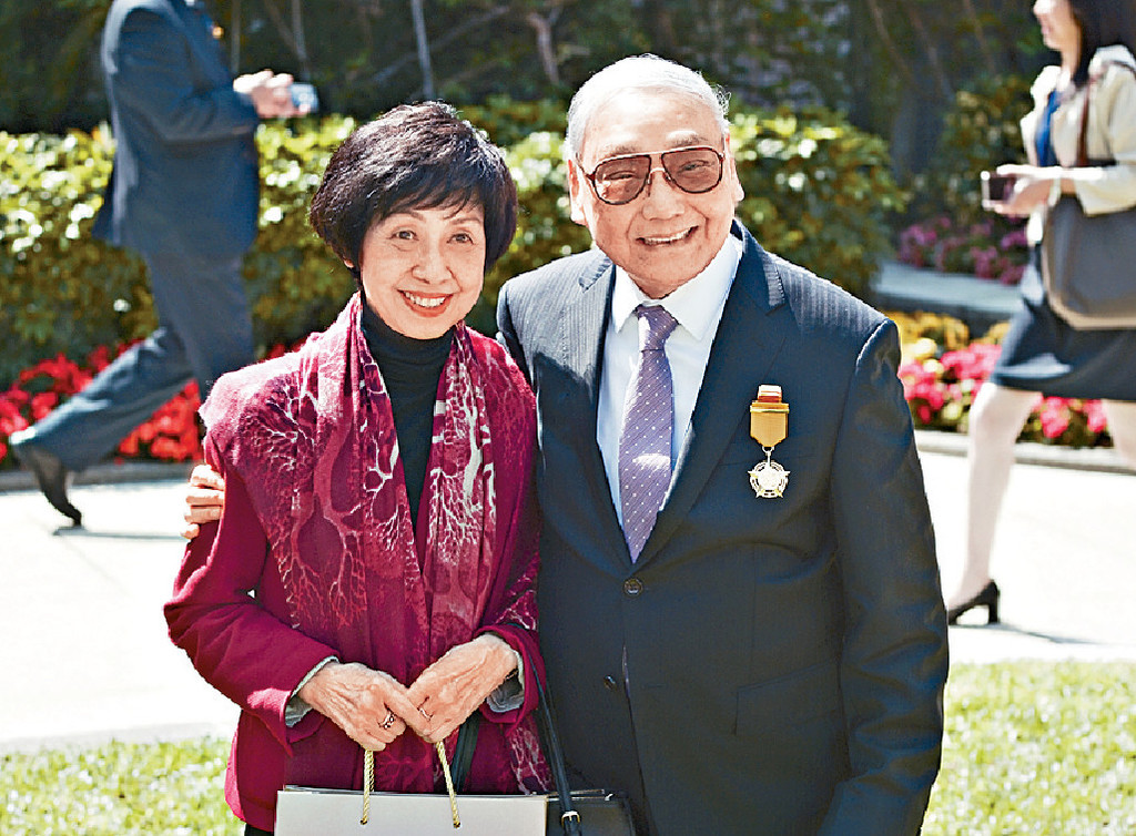 ■尤聲普2017年在太太陪同下領銅紫荊星章。