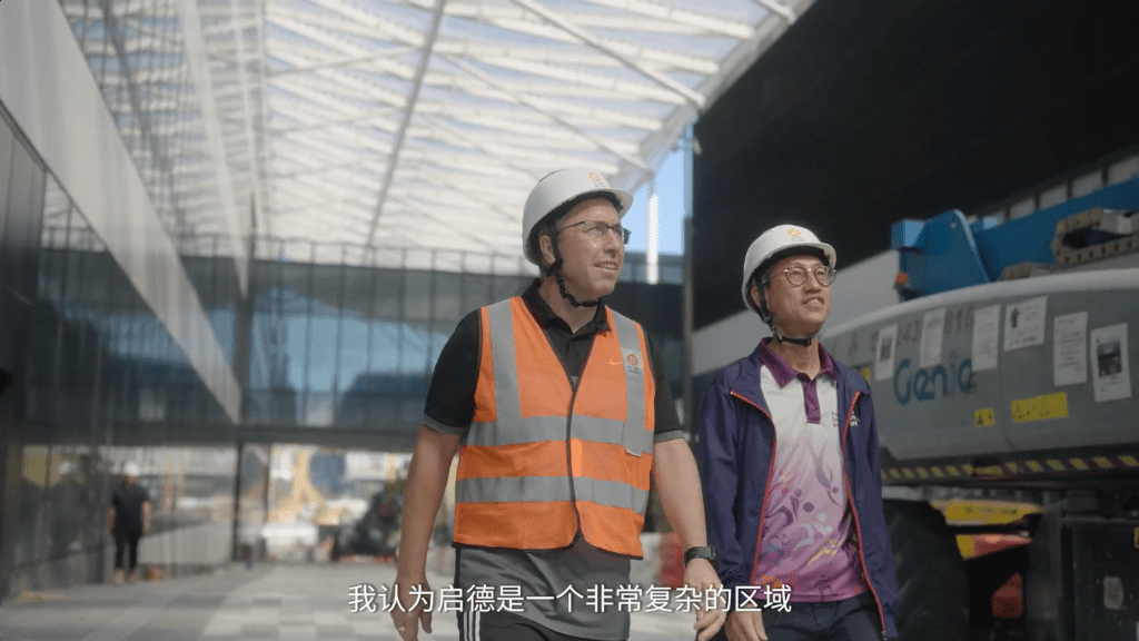 紀錄片第三章《超級工 程》，由體育園營運團隊及政府官員帶 領觀眾走進幕後，重現體育園每個關鍵瞬間。啟德體育園圖片