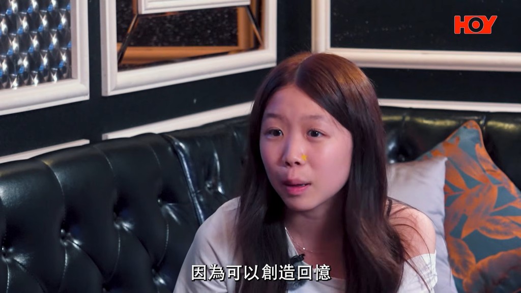 胡家惠大女說:「印象中係佢反鎖咗自己喺房間,然後我一直敲門,但係佢冇應我,我就寫信畀佢。」 胡家惠大女說:「印象中係佢反鎖咗自己喺房間,然後我一直敲門,但係佢冇應我,我就寫信畀佢。」