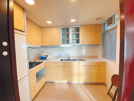 厨房设有上下浅色厨柜，入厨空间充裕。