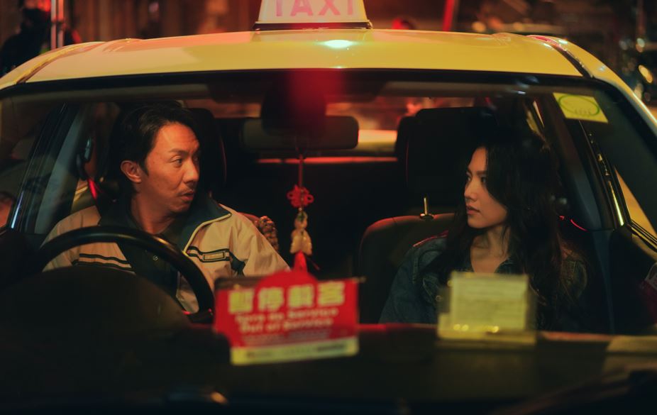 两个寂寞人相恋的故事。