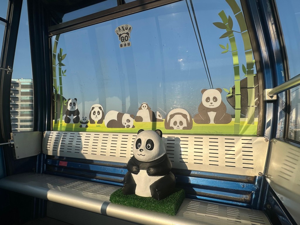 昂坪纜車內更設置立體雕塑，5架熊貓主題纜車將讓旅客近距離與雕塑拍照留念。