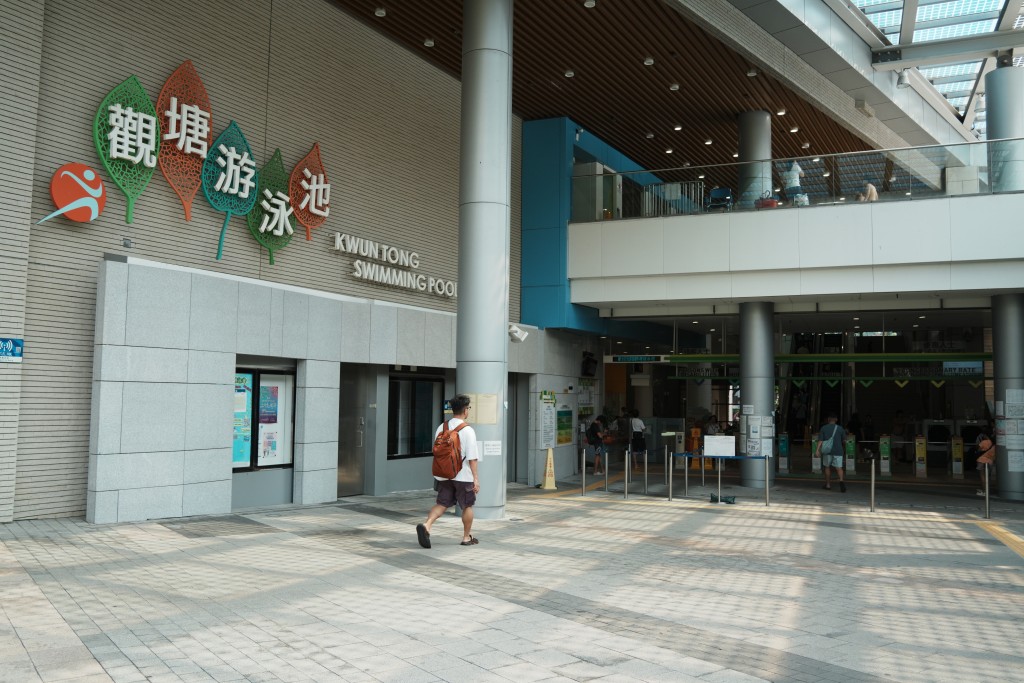 天氣炎熱,不少泳客到觀塘游泳池消暑。 天氣炎熱,不少泳客到觀塘游泳池消暑。