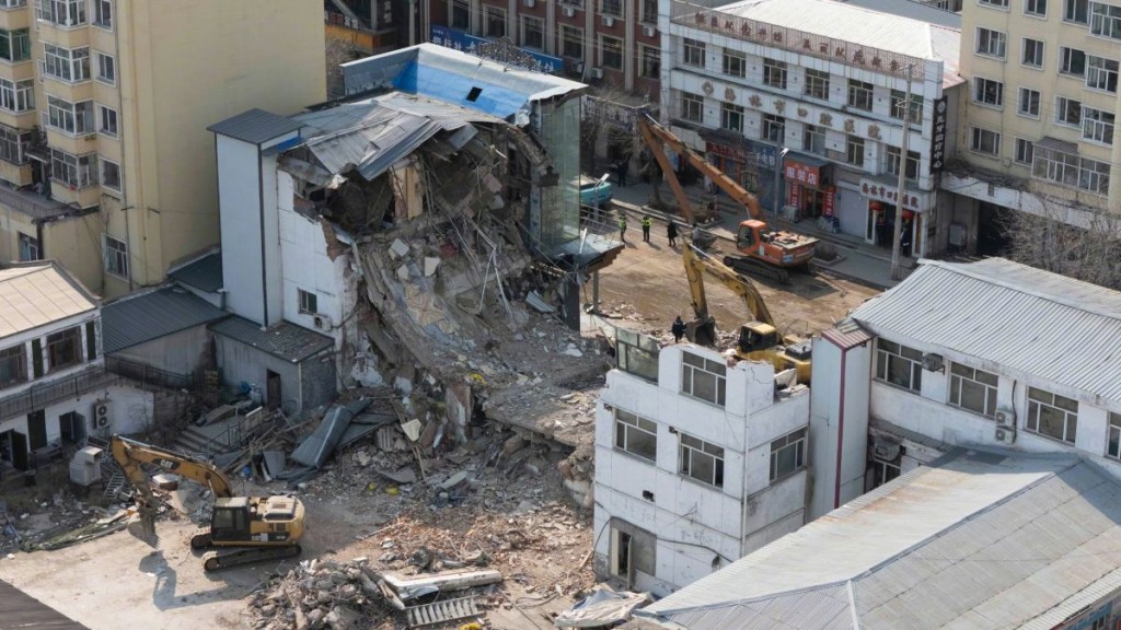 黑龍江冧樓現場。新華社