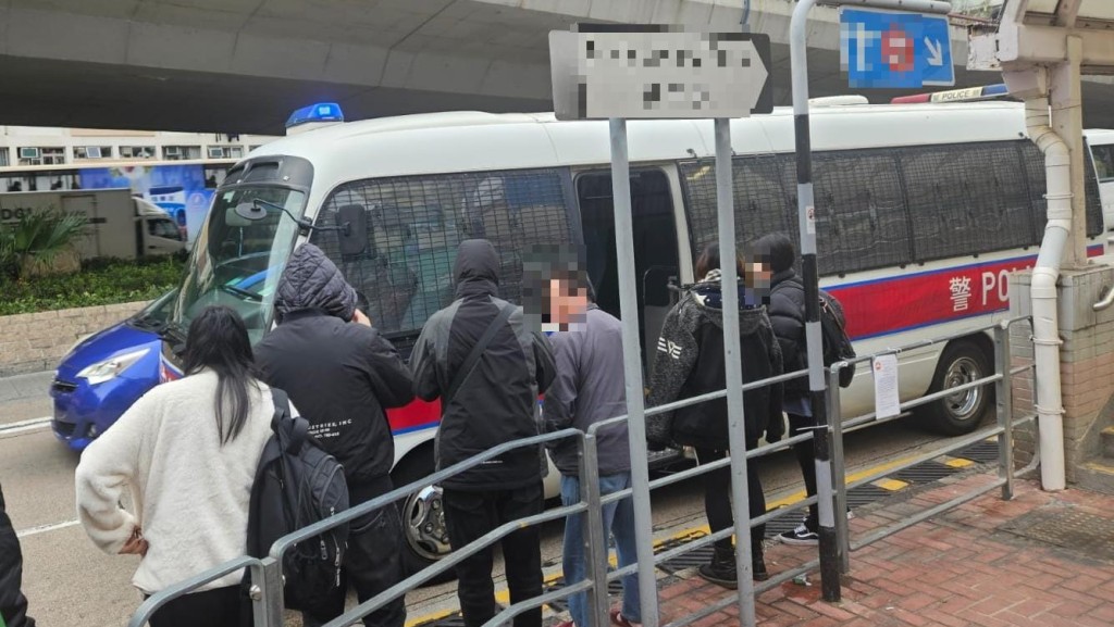 警方牛池灣搗破百家樂賭檔,拘捕12人。警方圖片