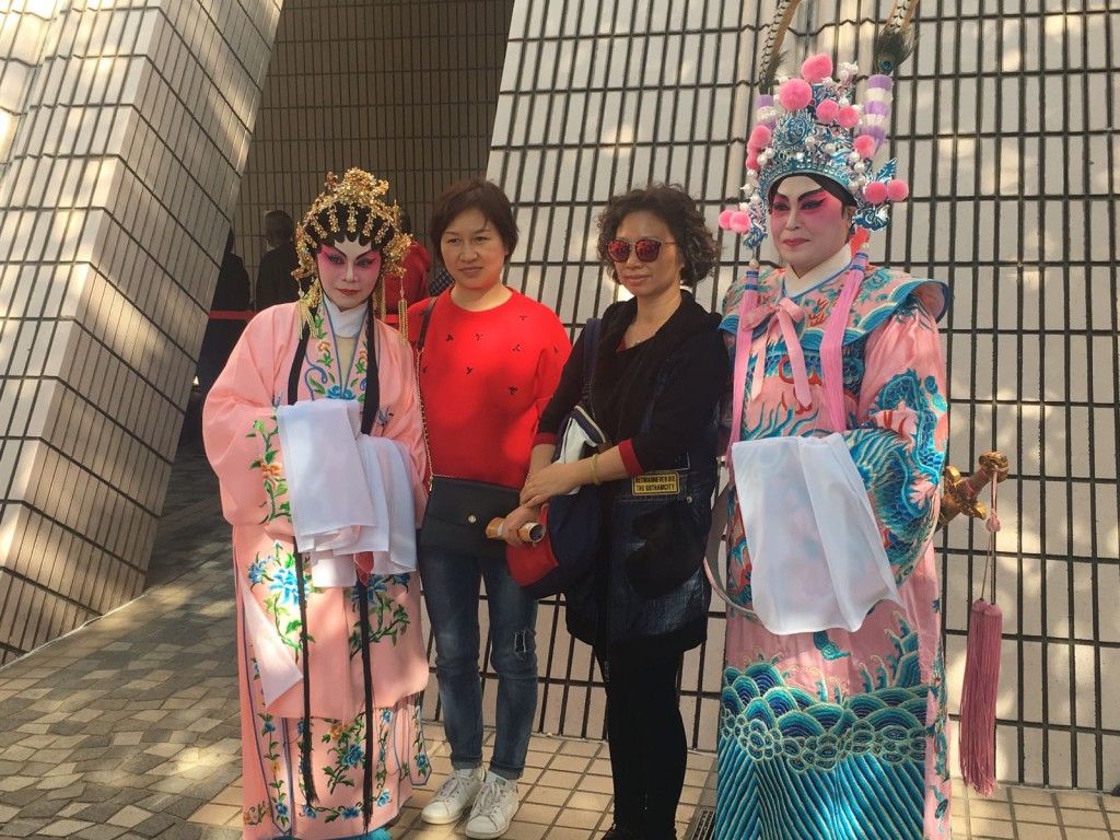 市民一尝当演小生、花旦滋味。