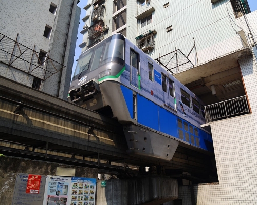 重慶輕軌2號線穿越大樓。
