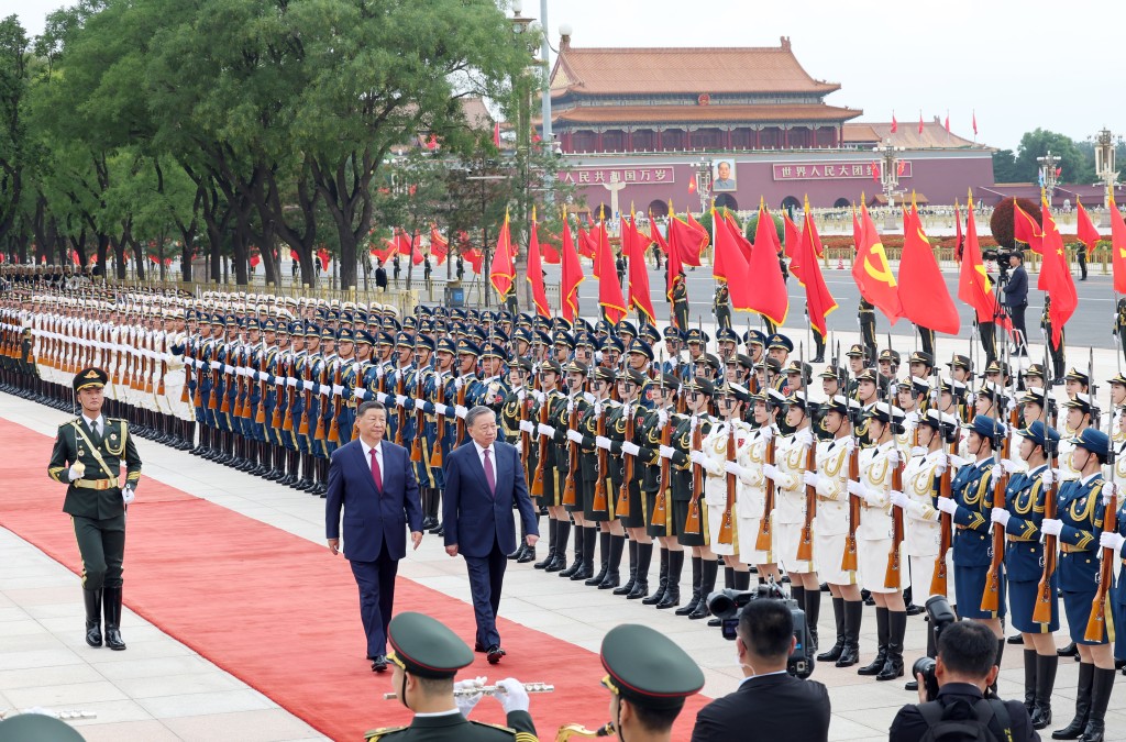 习近平为苏林举行欢迎仪式。（新华社）