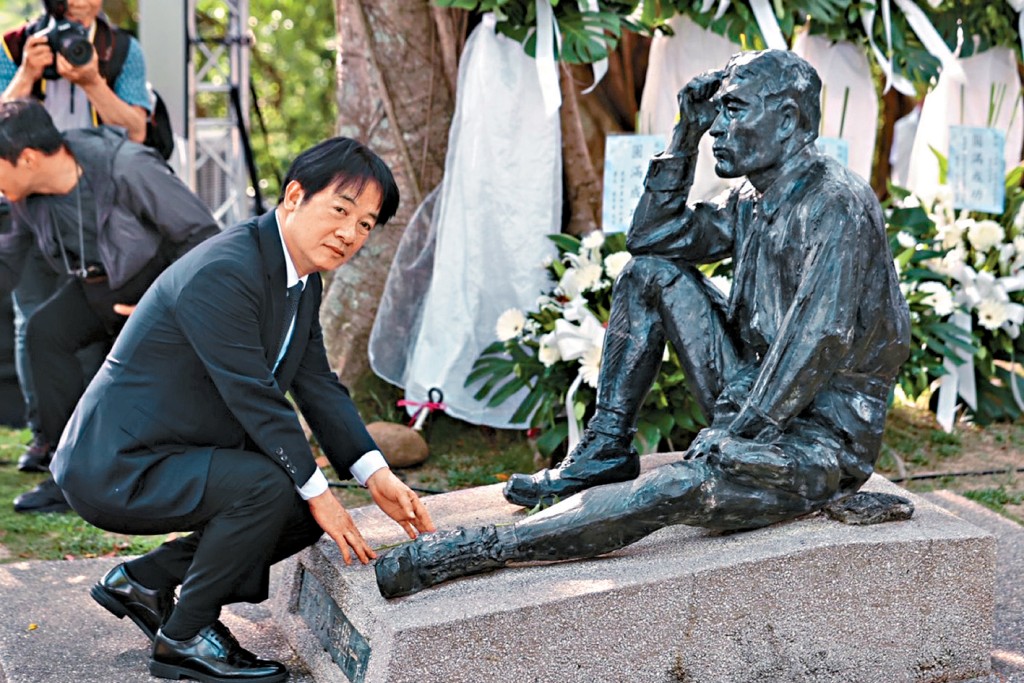 賴清德向日本工程師八田與一銅像獻花。