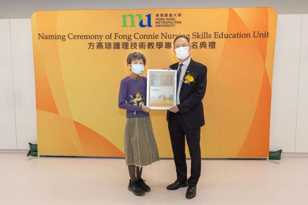 林群聲（右）代表都大致送紀念品予方燕琼。都大圖片	