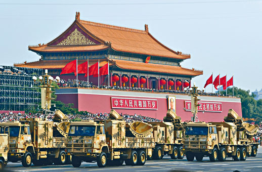 中国史上最大规模的阅兵昨在天安门广场举行，图为受阅的信息作战第三方队。