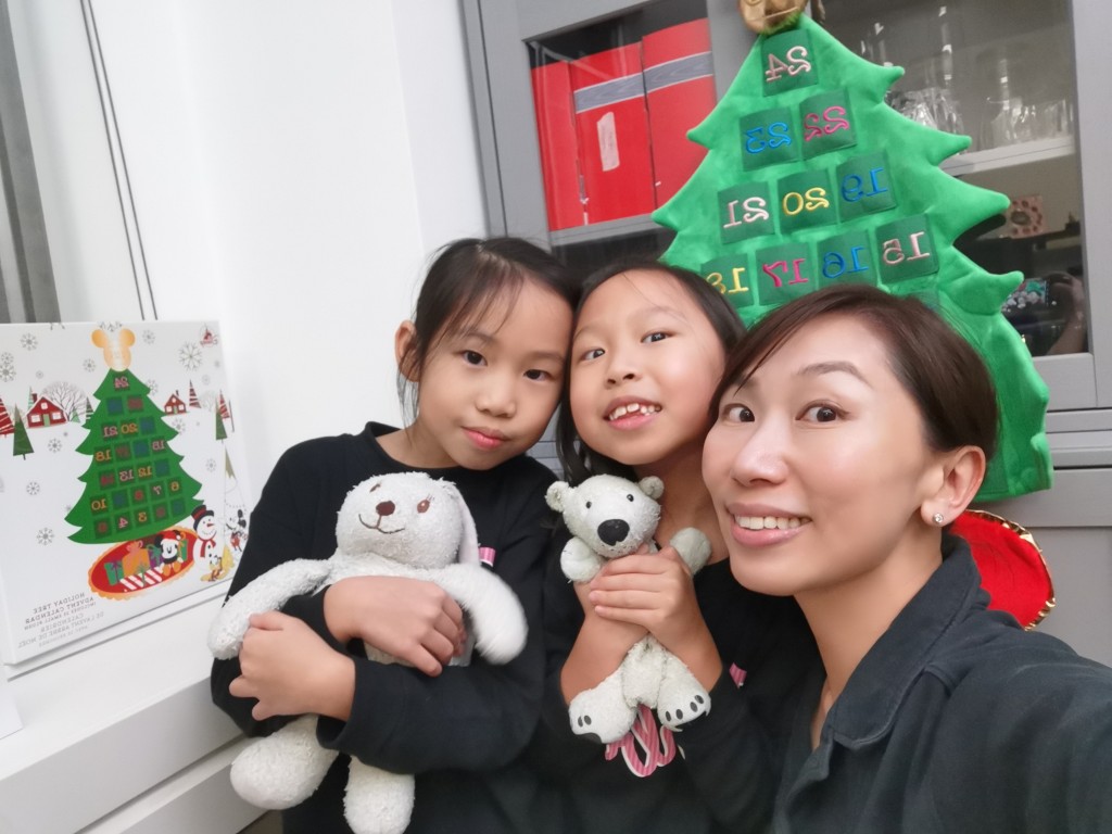 新冠疫情前，許嫣（右一）跟丈夫不時於晚上參加應酬活動，現在夫婦倆每晚留家，許嫣感受到女兒們比以前更快樂。