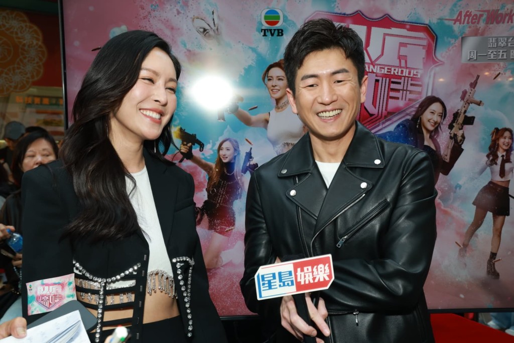 馬貫東摸拍檔Kelly臀部，笑說夢寐以求。