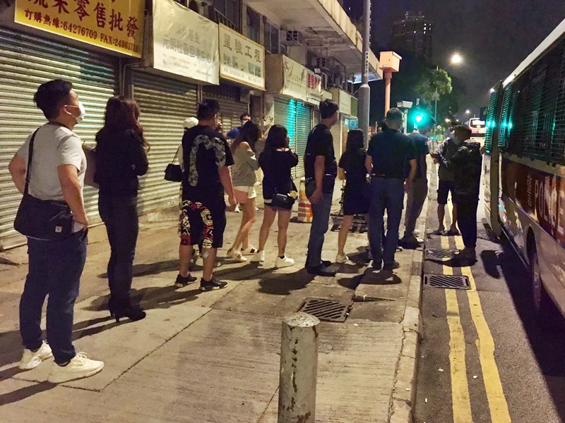 警方室行動中搗破3個懷疑無牌酒吧，拘捕3名負責人，以及票控78名酒吧顧客。警方圖片