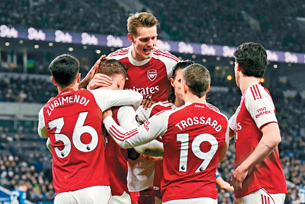 阿仙奴贏波後當上聖誕冠軍。