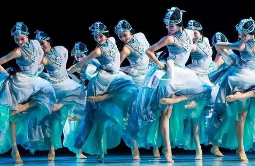 恒大民族歌舞團的成員無論舞姿還是顏值，均十分出眾。微博