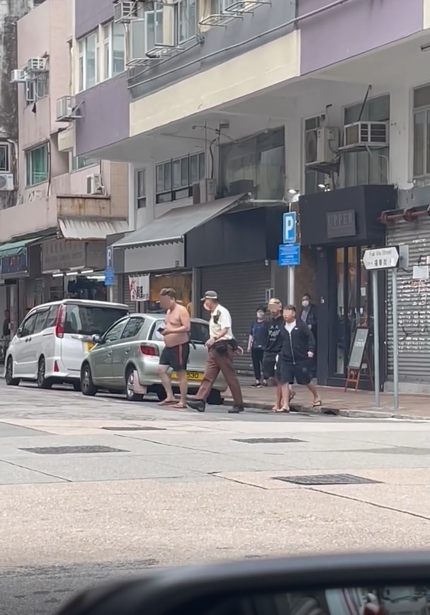 今年11月下旬，深水埗楓樹街4名車房職員涉嫌違泊多輛私家車，並挑釁及辱罵交通督導員。網圖