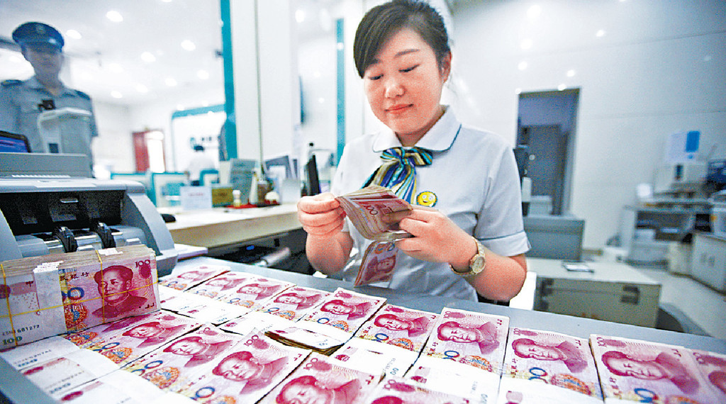有民众到深圳的银行开新卡，惟每日转账限额最多仅3万元人民币。