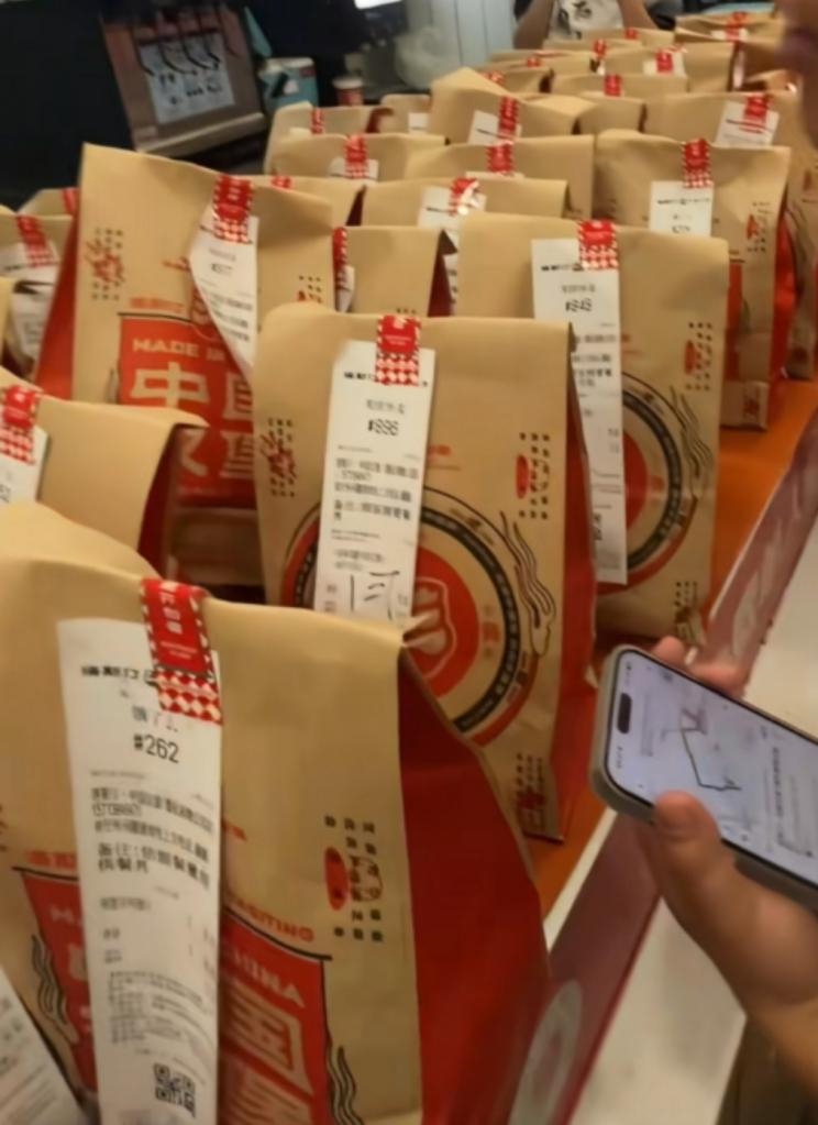 餐廳收到大量外賣訂單。湖北日報
