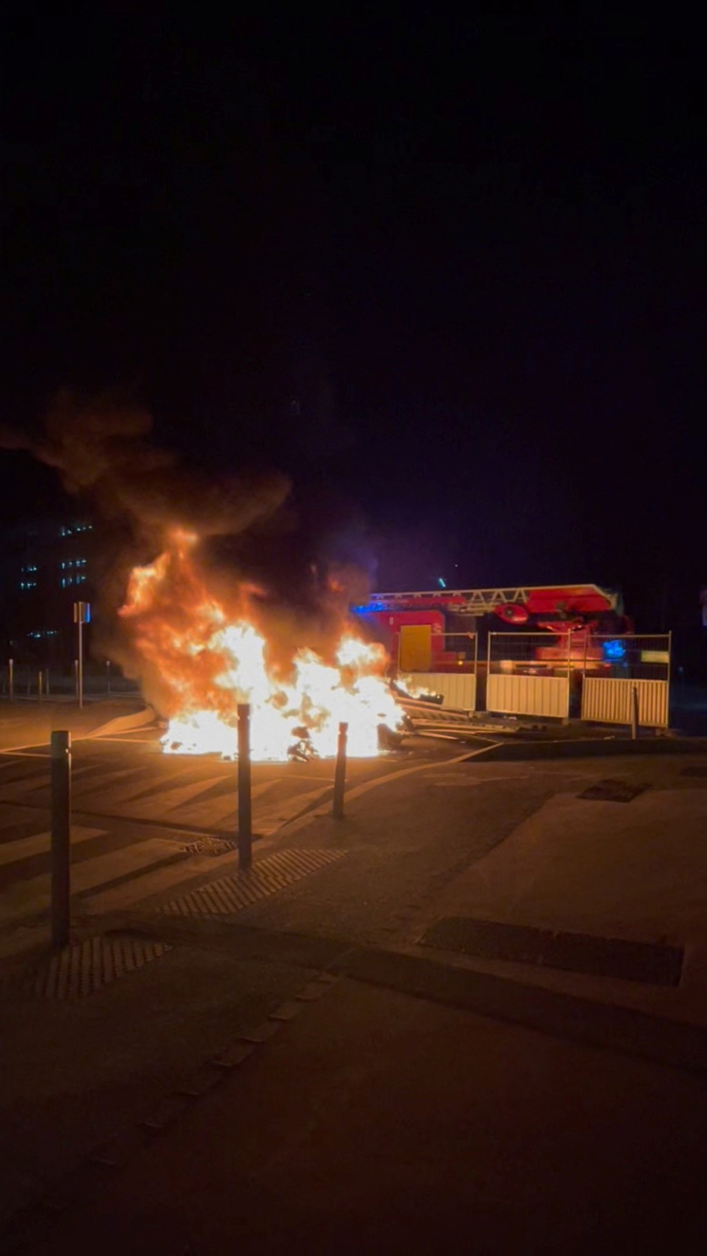巴黎警射杀17岁少年引发示威冲突，消防车停泊在南泰尔（Nanterre）一处火头旁边。 路透社