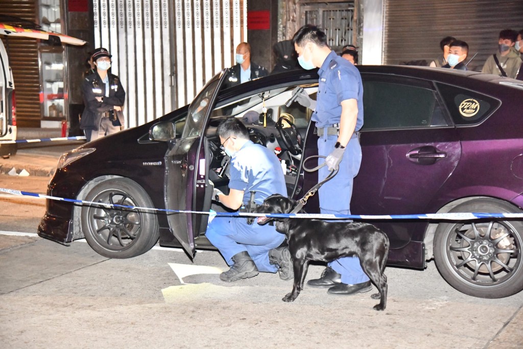 警方派出警犬協助搜證。