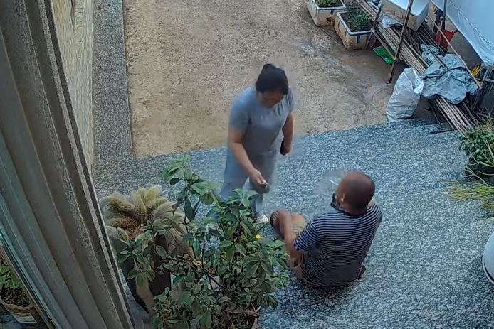 妇人在丈夫面前点燃其种植多年的“九尾狐”，火势一发不可收拾。