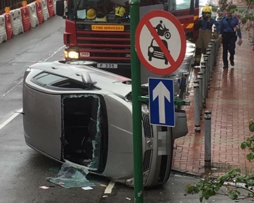 私家車擋風玻璃飛脫。巴士的事討論區FB圖片