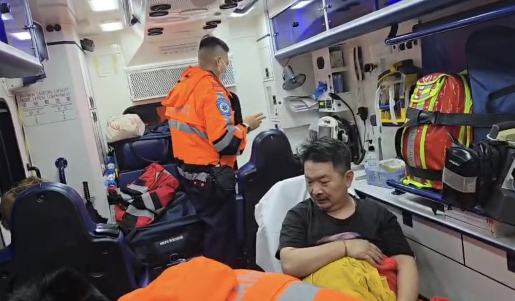 男戶主吸入濃煙不適送院治理。蔡楚輝攝 男戶主吸入濃煙不適送院治理。蔡楚輝攝