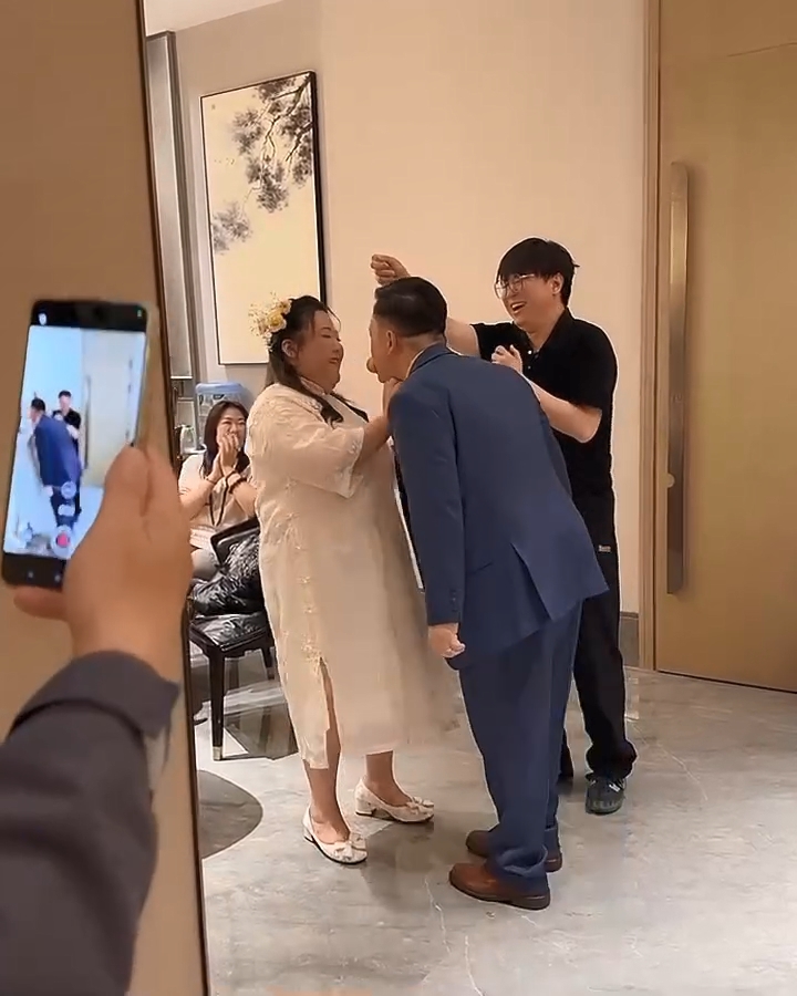 孔慶翔與太太接受好友們悉心安排的遊戲環節。
