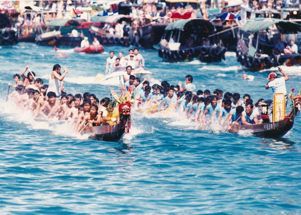 香港龍舟活動歷史悠久，圖為80年代的龍舟比賽。資料圖片