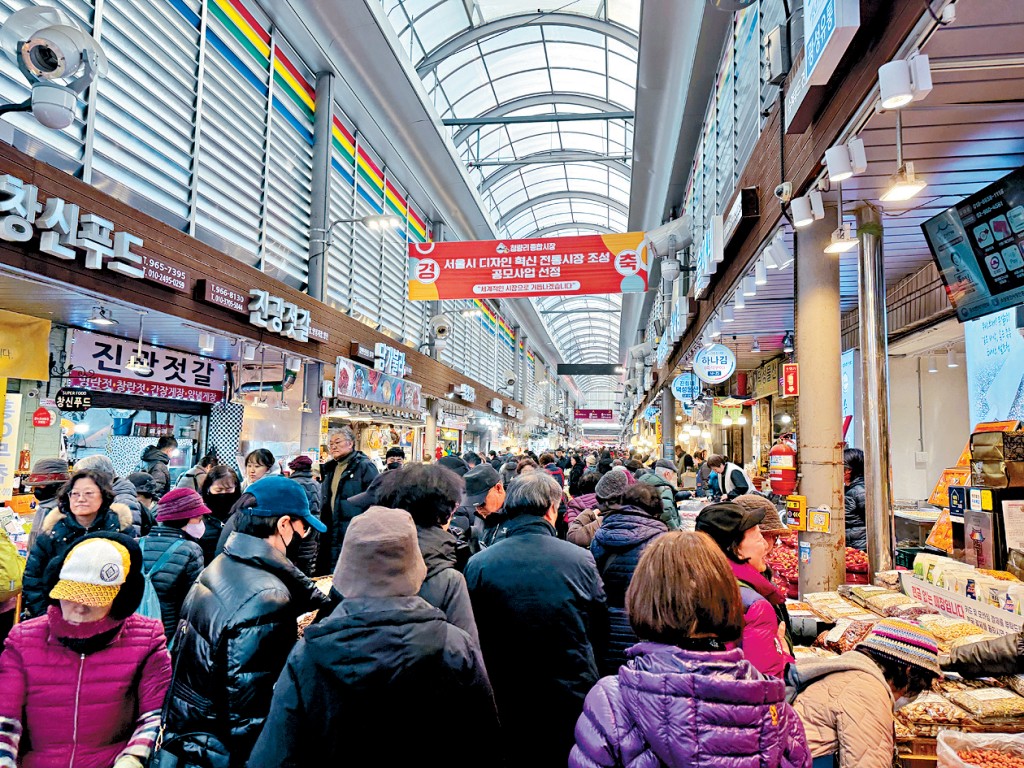 近期首爾大型傳統市集「京東市場」湧進滿滿人潮。