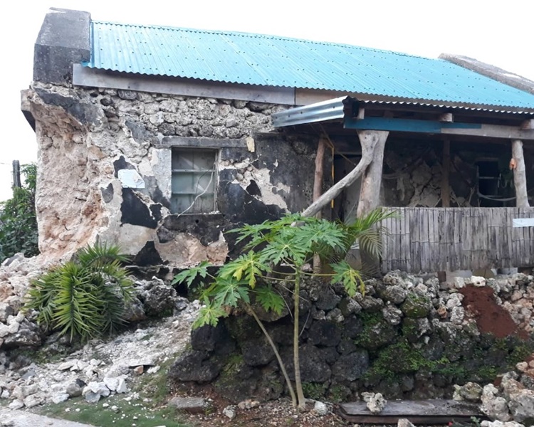 巴坦群岛大量民房、建筑物倒塌。twitter