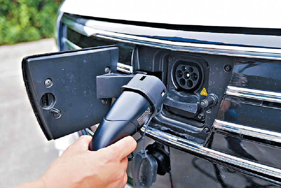 ■中速7kW充電時間約7.5小時。 ■中速7kW充電時間約7.5小時。