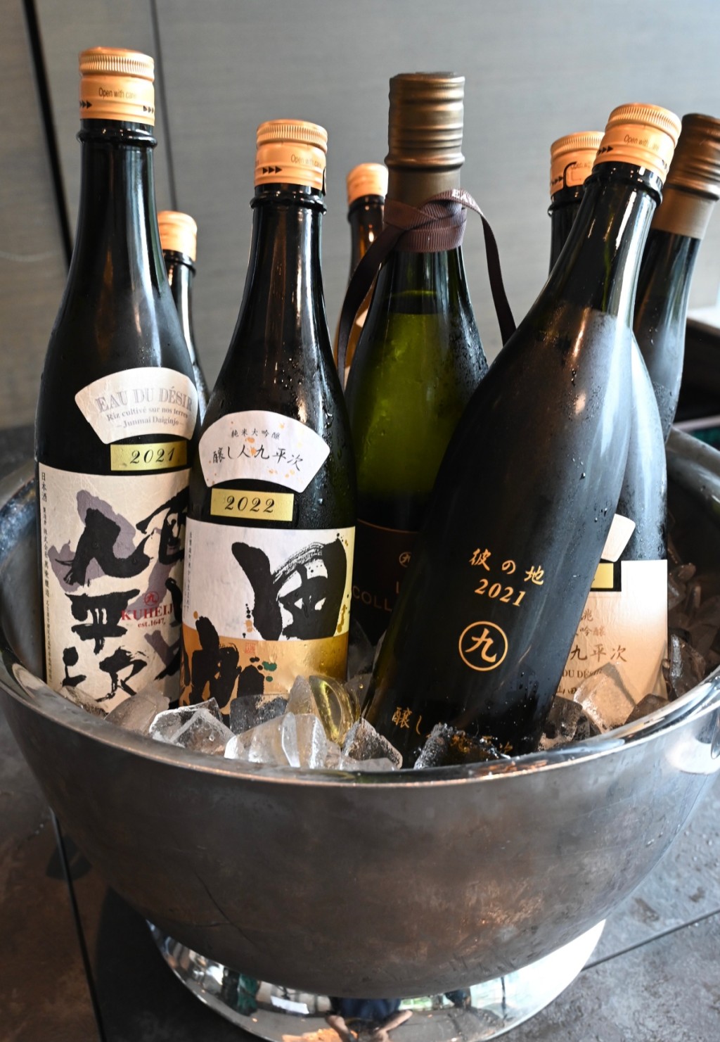 醸し人九平次清酒酸度較其他日本酒高，有助去除油膩口感，提升菜式味道。