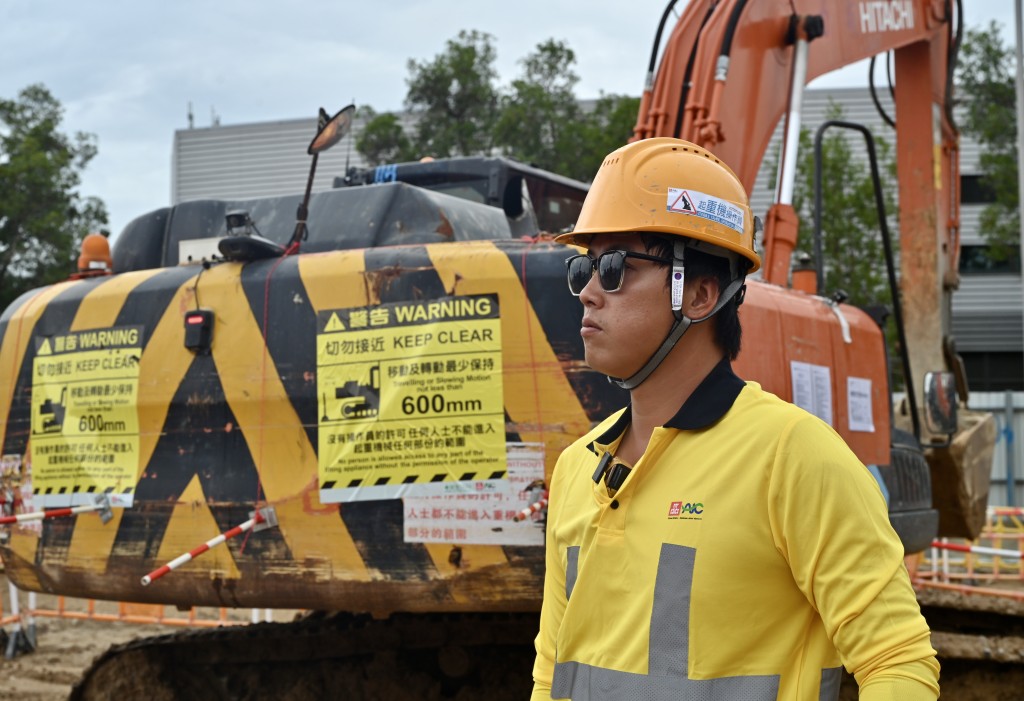 當地盤工友進入危險區域甚至靠近流動機械，警報便會響起示意工友馬上離開，保障職安健。 鍾健華攝