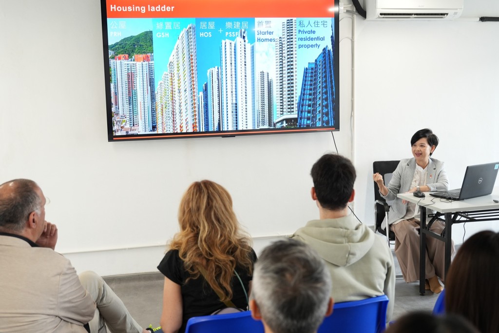 何永賢向西班牙建築公司MIAS Architects創始人Josep Miàs一行介紹簡約公屋。何永賢FB圖片何永賢FB圖片 何永賢向西班牙建築公司MIAS Architects創始人Josep Miàs一行介紹簡約公屋。何永賢FB圖片何永賢FB圖片