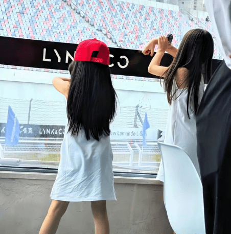 郭富城兩女一起拍攝爸爸在賽車場上的英姿。