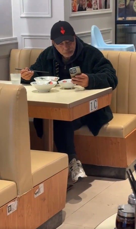近日有网民在一间平民餐厅偶遇任达华，发现原来他只喝开水，又笑指他与普通人一样爱以手机送饭，网民笑言有份「孤独感」。