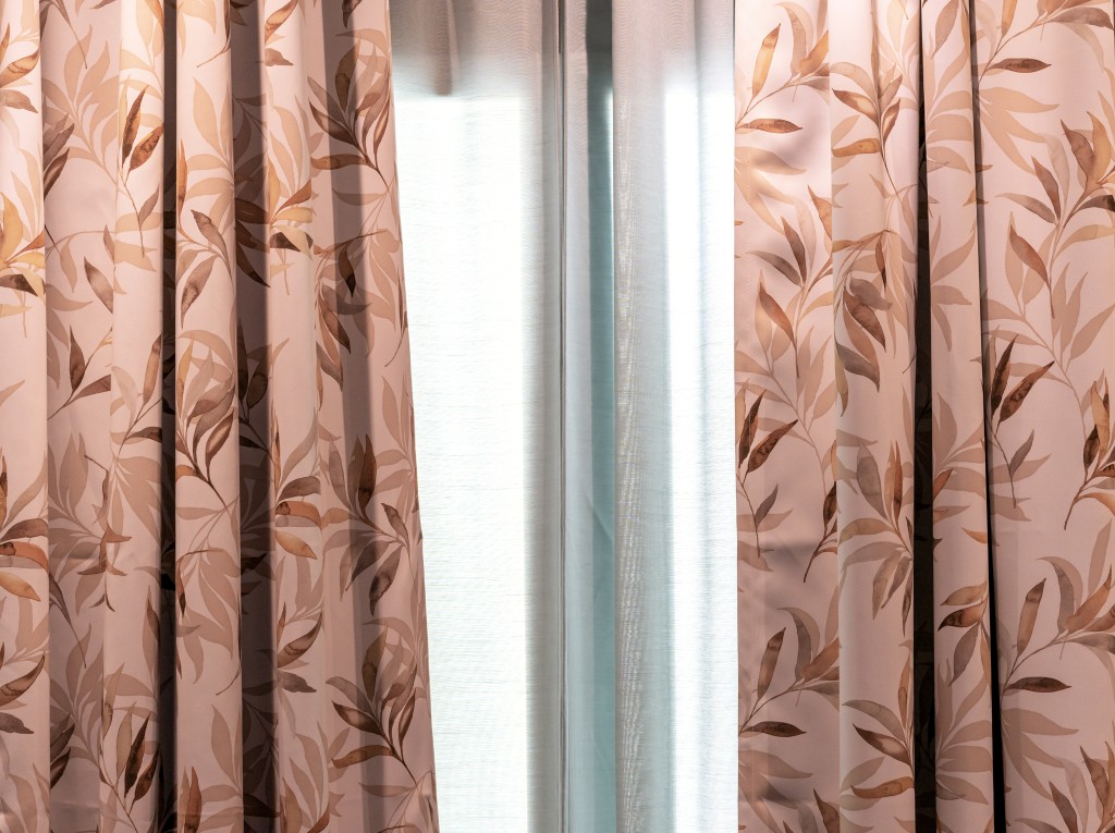 布質窗簾亦有較好吸濕功能，關上窗簾可減低單位的濕度。