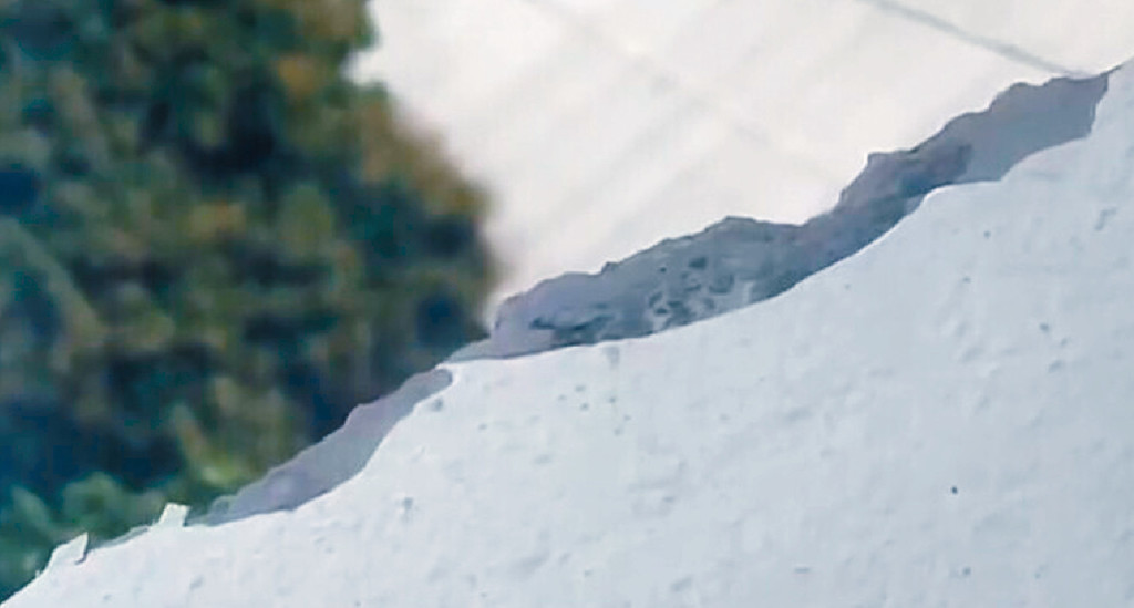 ■睡房外牆石屎遭擊碎。