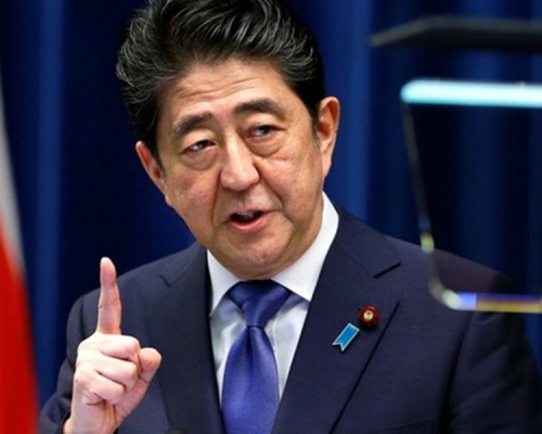 安倍晋三坐波音777-300ER政府专机飞往泰国出席东盟首脑会议，飞行期间发生了一场小火灾。 AP