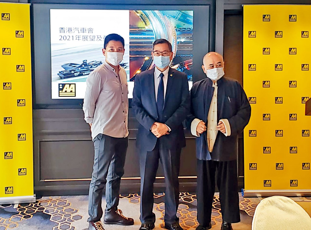 汽车会会长李耀培（中）及汽车会会监余锦基（右）。