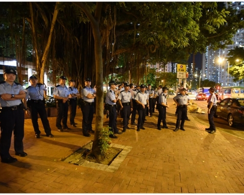 警方在黃大仙紀律部隊宿舍外戒備。