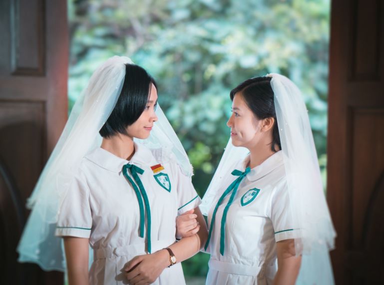 穿上校服及戴上婚紗頭紗。