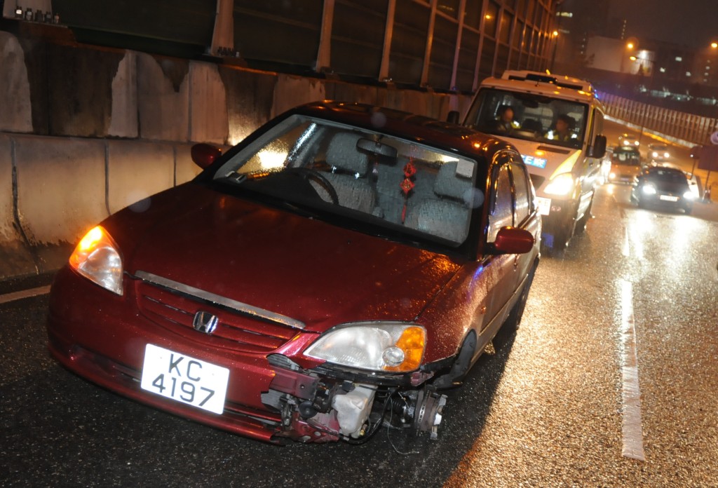 2015年聖誕節李楓涉酒駕炒車，事後再揭發她座駕行車證過期。