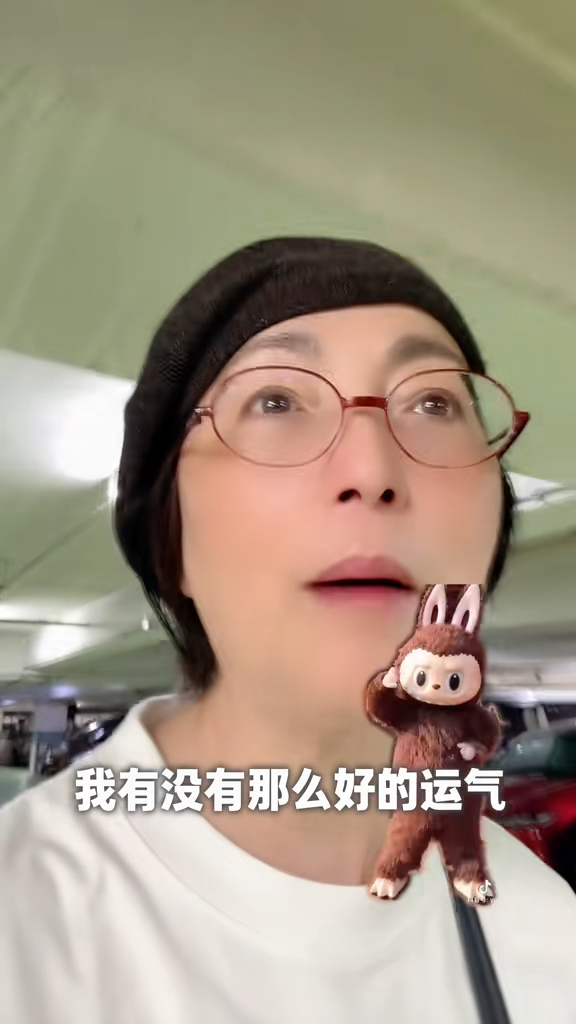苑瓊丹表示要買LABUBU。 苑瓊丹表示要買LABUBU。